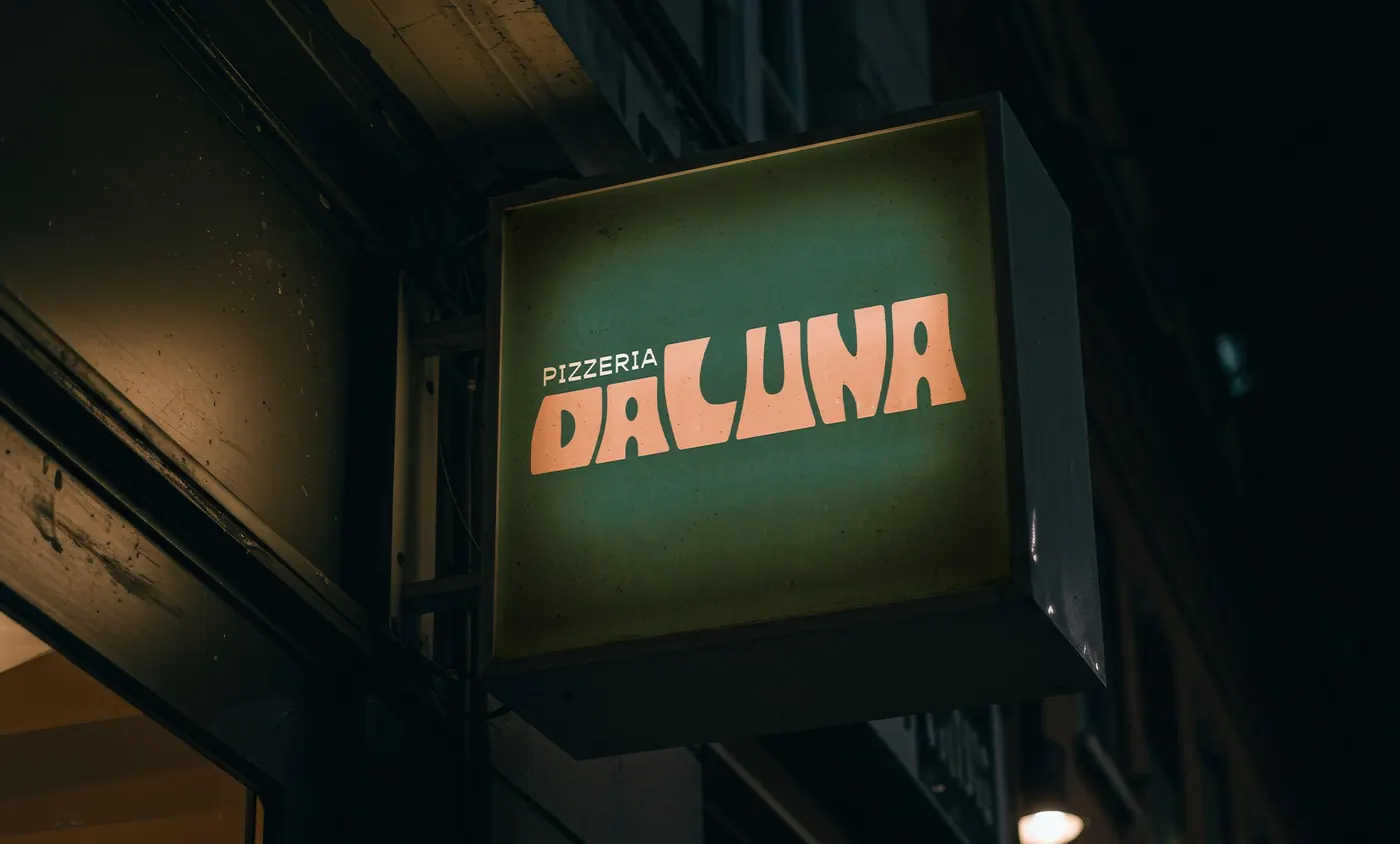 Enseigne lumineuse DaLUNA en rue, Saint-Ghislain