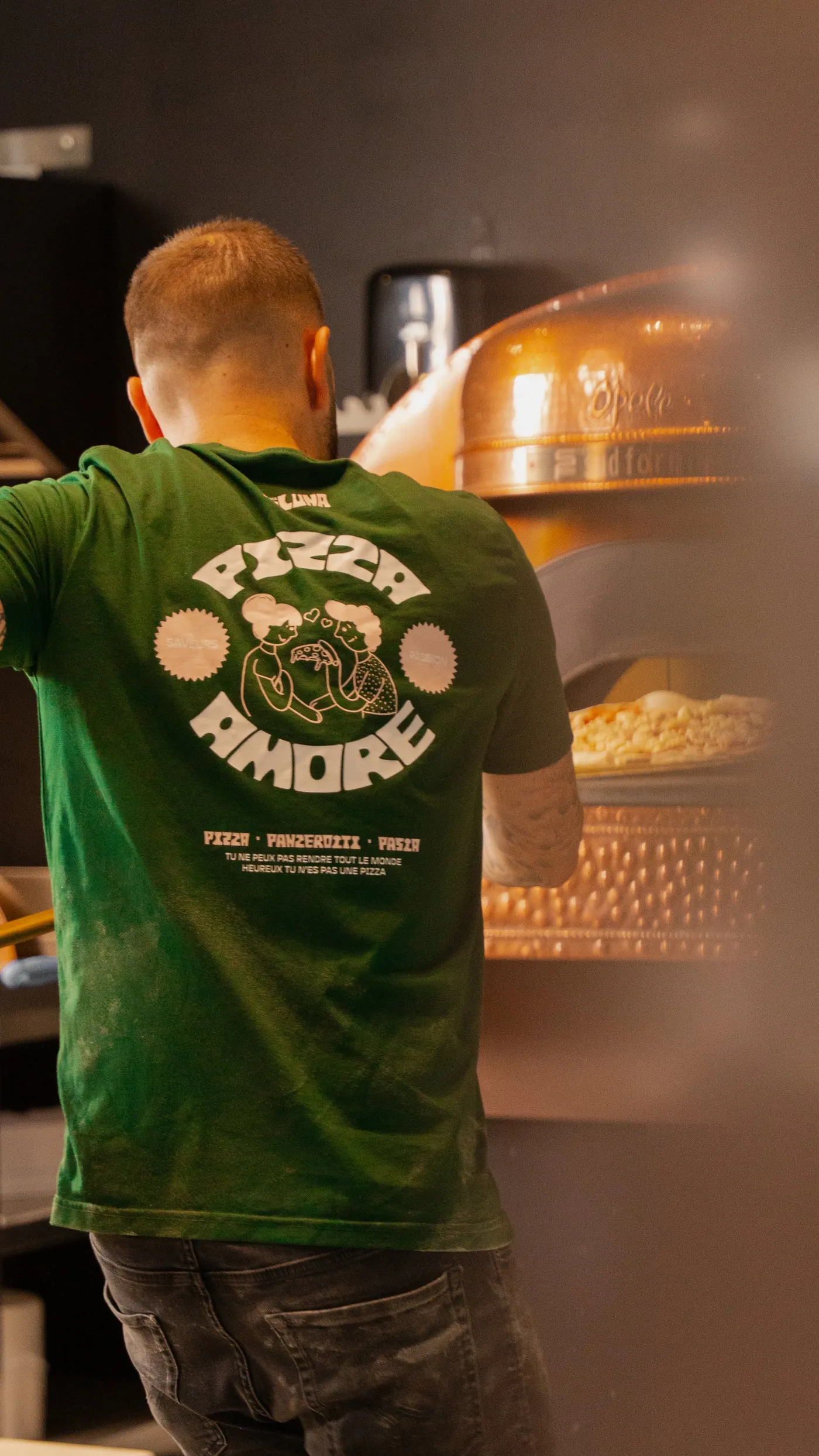 Shooting culinaire Da Luna — boîte pizza ouverte sur table